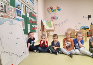01 Dzieci siedzą przed mapą Polski
